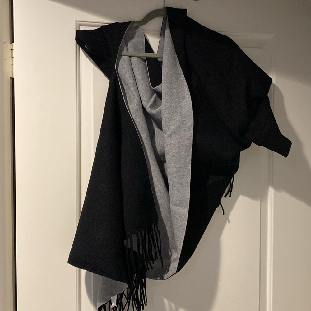 NWT REVERSIBLE shawl w/fringes at bottom & armholes to give more sturdy balance - Picture 6 of 8